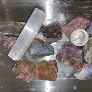 RUBY/SAPPHIRE ROUGH, CHARGED 500 CARATS LOT + A FREE SELENITE CHARGING STICK