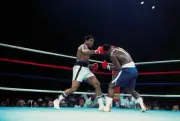 Muhammad Ali And Joe Frazier Boxing 1975 Old Boxing Photo