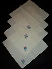 VINTAGE 4 PIECE TABLE CLOTH NAPKINS SET SIZE 10 " INCH SQUARE EMBROIDERY FLOWER