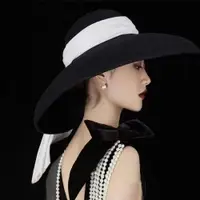 在飛比找ETMall東森購物網優惠-英倫法式優雅極簡黑色絲絨緞帶赫本風禮帽寫真影樓復古帽子女