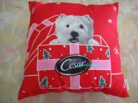在飛比找Yahoo!奇摩拍賣優惠-西莎 西高地白梗 紅色 禮物盒 靠枕 抱枕 幸福綿綿 雪花 