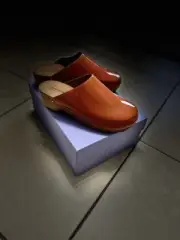 NWB FIGURE DECORATIVE CLOGS-SLIDES/SIZE 39IT-8-8.5US/ITALY/ORANGE PATENT LEATHER