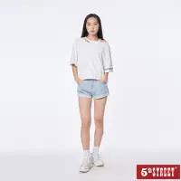在飛比找momo購物網優惠-【5th STREET】女裝反摺牛仔短褲-石洗藍
