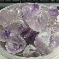 在飛比找松果購物優惠-紫水晶原礦 高頻淡紫水晶(100公克) (6.2折)