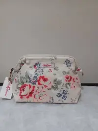 在飛比找Yahoo!奇摩拍賣優惠-Cath Kidston【英國正品】米色素面  拼接玫瑰滿版