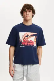 [Cotton On Men] Cotton On Men - Cropped Fit Graphic T-Shirt - Indigo/vacanza tomato XL INDIGO/VACANZA TOMATO