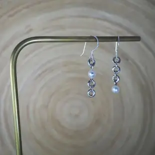 【mittag】pearl circle earring_珍珠圈圈耳環(5mm淡水珍珠 細膩秀氣 不對稱設計)