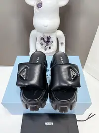 在飛比找Yahoo!奇摩拍賣優惠-新款熱銷 Prada 普拉達23早春面包拖鞋系例松糕厚底拖鞋