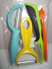 4 Piece Peeler Set Swivel Easy Grip Stainless Steel New in Package Fruit Core