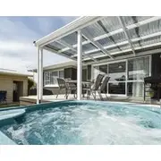 Home Base - Three Bedrooms With Spa Pool In Central Location