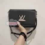 （精品二手）LOUIS VUITTON 路易威登LV 黑色水波紋 TWIST 中號 鏈條包/單肩包/斜背包M50282