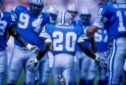 Running back Barry Sanders Detroit Lions talks to his teammate- 1997 Old Photo