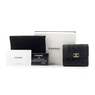 【CHANEL 香奈兒】BOY淡金釦粒紋小牛皮三折短夾_展示品(黑色)/ 平行輸入