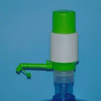 在飛比找Yahoo!奇摩拍賣優惠-抽水器水之幫硬殼綠白色泵水器抽水器壓水器壓水泵大桶手壓泵簡易