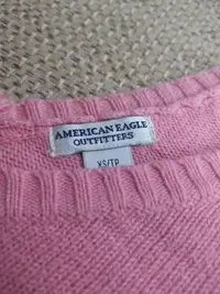 在飛比找Yahoo!奇摩拍賣優惠-American Eagle AE 粉紅色大V領長袖毛衣線衫
