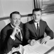 Yankee right fielder Roger Maris signs his contract with Gen - 1966 Old Photo