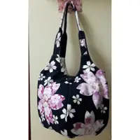 在飛比找蝦皮購物優惠-日本布料，手工拼布包，黑底粉色櫻花圖案，肩背包