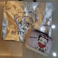 在飛比找蝦皮購物優惠-BETTY刺繡閃亮貝蒂郵差包造型掀蓋式雙隔層手提斜背兩用包 