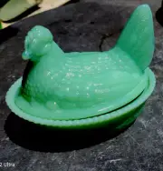 JADEITE 5" DEPRESSION STYLE GLASS CHICKEN HEN ON WOVEN NEST WITH SPLIT TAIL DISH