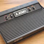 Atari 2600 / 2600+ Cartridge Slot Dust Cover - 4-switch version - Logo Text- BW