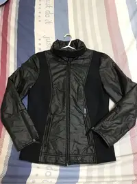 在飛比找Yahoo!奇摩拍賣優惠-FENDI 黑色低調輕羽絨感個性外套
