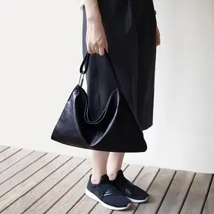 Darker Than Black Bags/Equilateral Triangle Hobo Bag等邊三角側背包/黑色