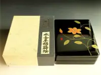 在飛比找Yahoo!奇摩拍賣優惠-【松果坊】日本漆藝 鉄仙漆塗『春峰』作 本金手描蒔繪 木胎漆