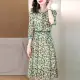 【ALICAI 艾麗彩】滿版綠葉印花綠皮帶卡其雪紡洋裝(S-2XL)