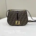 免運 FENDI 芬迪C‘MON手袋 芬迪 FF半圓包 翻蓋包 復古老花單肩包 女生斜背包