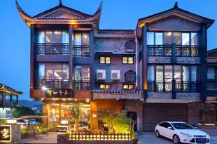 等一個人江景客棧(鳳凰雲橋店)Dengyigeren Riverview Inn (Fenghuang Yunqiao)
