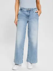 GUESS Blue Denim Zoya Jeans in Light Wash Size: 30, Spandex
