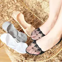 在飛比找ETMall東森購物網優惠-腳面蕾絲隱形襪 網眼淺口船襪 女后跟點膠防滑瘦腰短襪子