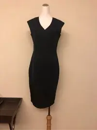 在飛比找Yahoo!奇摩拍賣優惠-ZALORA黑色V領修身洋裝