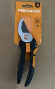 Fiskars Solid™ SOFTGRIP Pruner Model P521
