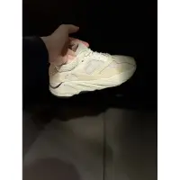 在飛比找蝦皮購物優惠-Yeezy 700 Boost 海鹽