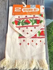 New Vintage Tea Towels NWT & Pot Holder STRAWBERRIES Kitchen Set 2 Piece Retro