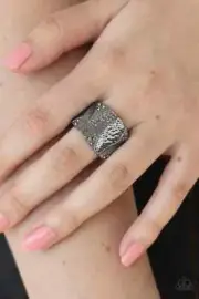 Paparazzi: Industrial Indentation - Black Ring