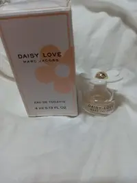 在飛比找Yahoo!奇摩拍賣優惠-marc jacobs daisy love親愛雛菊淡香精4