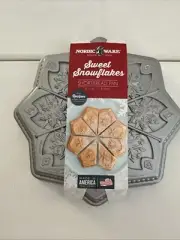 Nordic Ware Sweet Snowflakes Shortbread Pan New