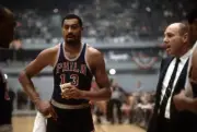 Philadelphia 76Ers Wilt Chamberlain On The Sidelines Basketball 1967 OLD PHOTO