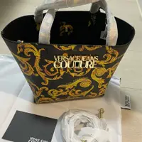 在飛比找PopChill優惠-[二手] Versace 凡賽斯 全新品 黑標金花托特 手提