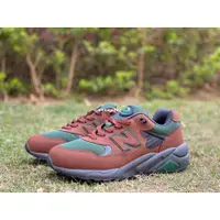 在飛比找蝦皮購物優惠-New Balance 580 紅棕色 經典復古 徽標運動鞋