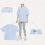 NIKE 短袖 NSW ESSENTIAL OVERSIZED 女款 寶寶藍 短T 寬鬆 落肩 手繪 塗鴉 DX6150-441