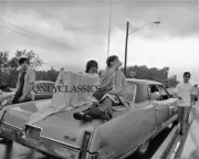 1969 WOODSTOCK MUSICAL FESTIVAL 8X10 PHOTO HIPPIE BLOWING BUBBLES RESTS ON CAR