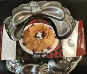 Nordic Ware – Holiday Wreath with Bow Bundt Cake Pan / 9 Cup Capacity – New