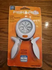 Fiskars 12-73107097J Oopsie Daisy Squeeze Punch (Large)