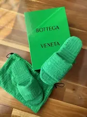 BOTTEGA VENETA terry towelling green pool slides. NEW in box. Sz 39.