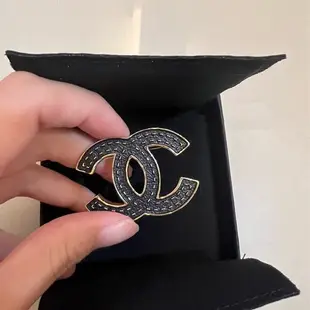 [二手] Chanel 23S 皮革logo 胸針 別針