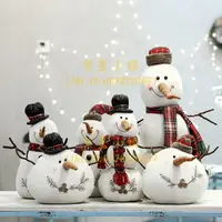 在飛比找樂天市場購物網優惠-聖誕節裝飾毛絨娃娃白色雪人小胖子雪人商場櫥窗擺件公仔帶帽圍巾