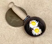 2cm Diameter Metal Frying Pan With 2 Fried Eggs Tumdee 1:12 Scale Dolls House